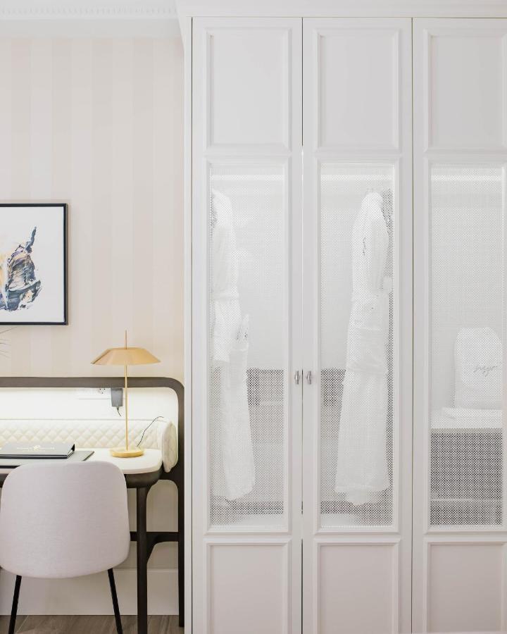 Myr Palacio Vallier Valencia Bagian luar foto A bedroom with a wardrobe
