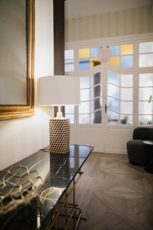 Myr Palacio Vallier Valencia Bagian luar foto A table lamp