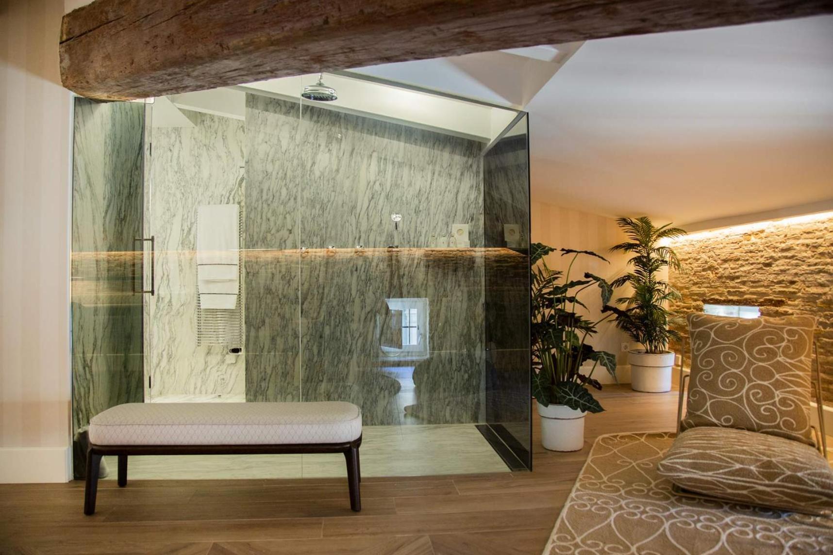 Myr Palacio Vallier Valencia Bagian luar foto A shower enclosure