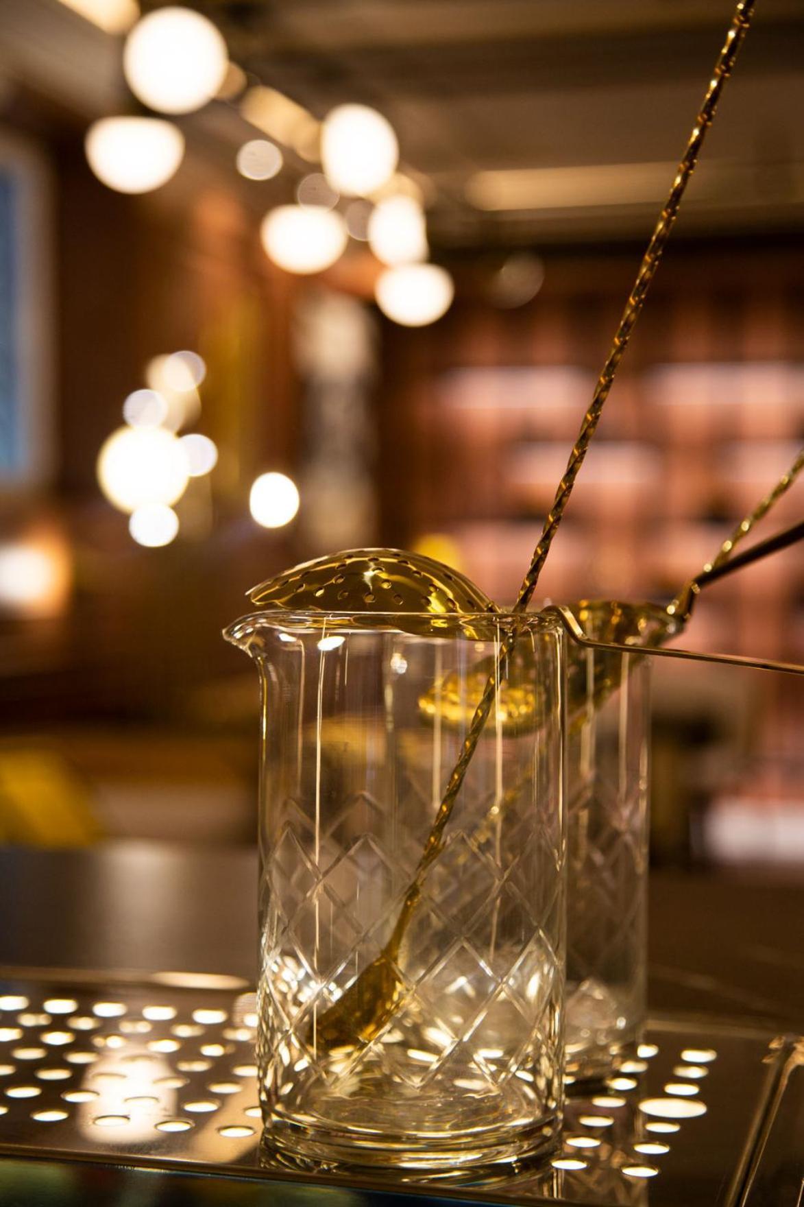 Myr Palacio Vallier Valencia Bagian luar foto Mixing a cocktail