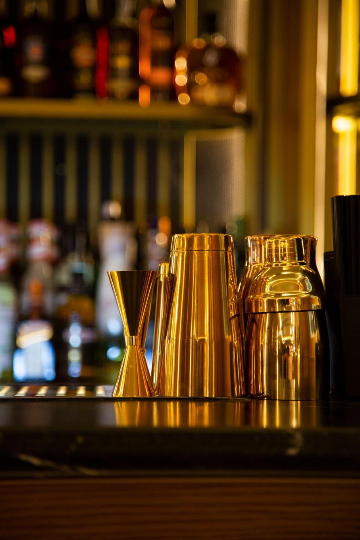 Myr Palacio Vallier Valencia Bagian luar foto A jigger (left) and a cocktail shaker (right)