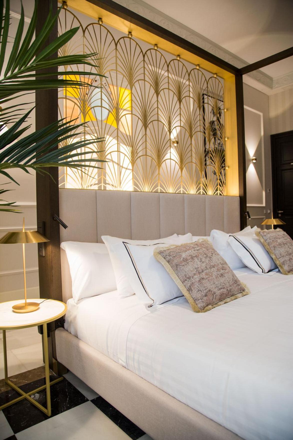 Myr Palacio Vallier Valencia Ruang foto A bedroom at the hotel