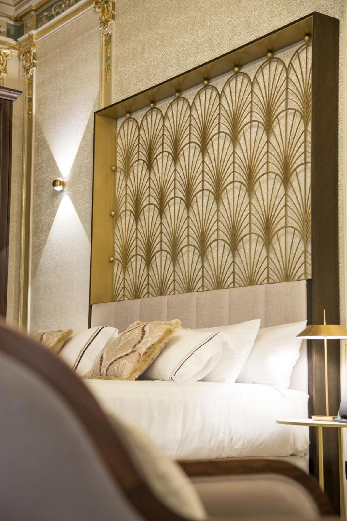 Myr Palacio Vallier Valencia Ruang foto A bedroom at the hotel