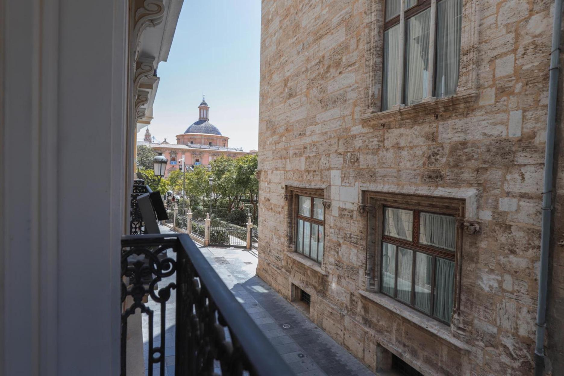 Myr Palacio Vallier Valencia Bagian luar foto View of the White Tower from the hotel
