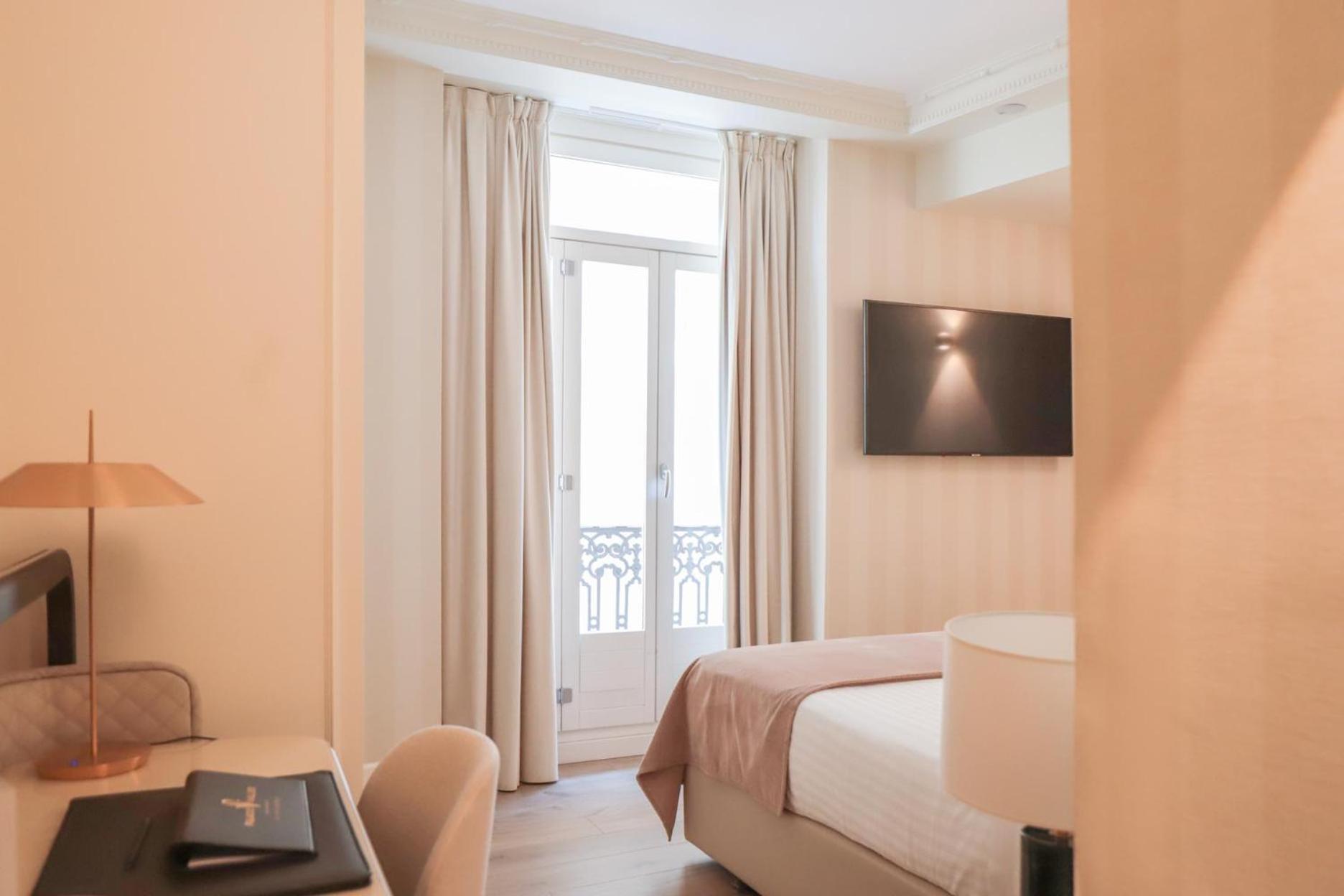Myr Palacio Vallier Valencia Bagian luar foto A room at the hotel
